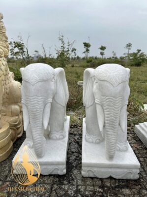 Tượng Voi Đưa Vòi Xuống