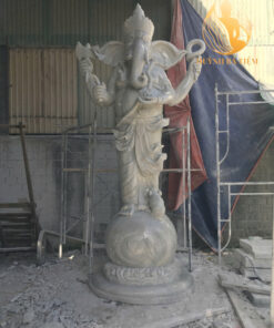 Tượng Thần Voi Ganesha Đứng Trên Địa Cầu