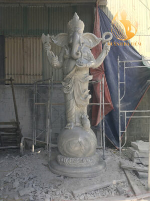 Tượng Thần Voi Ganesha Đứng Trên Địa Cầu